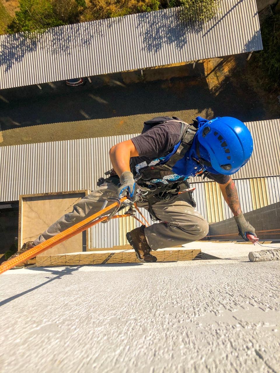 Trabalho em altura com alpinismo industrial e segurança