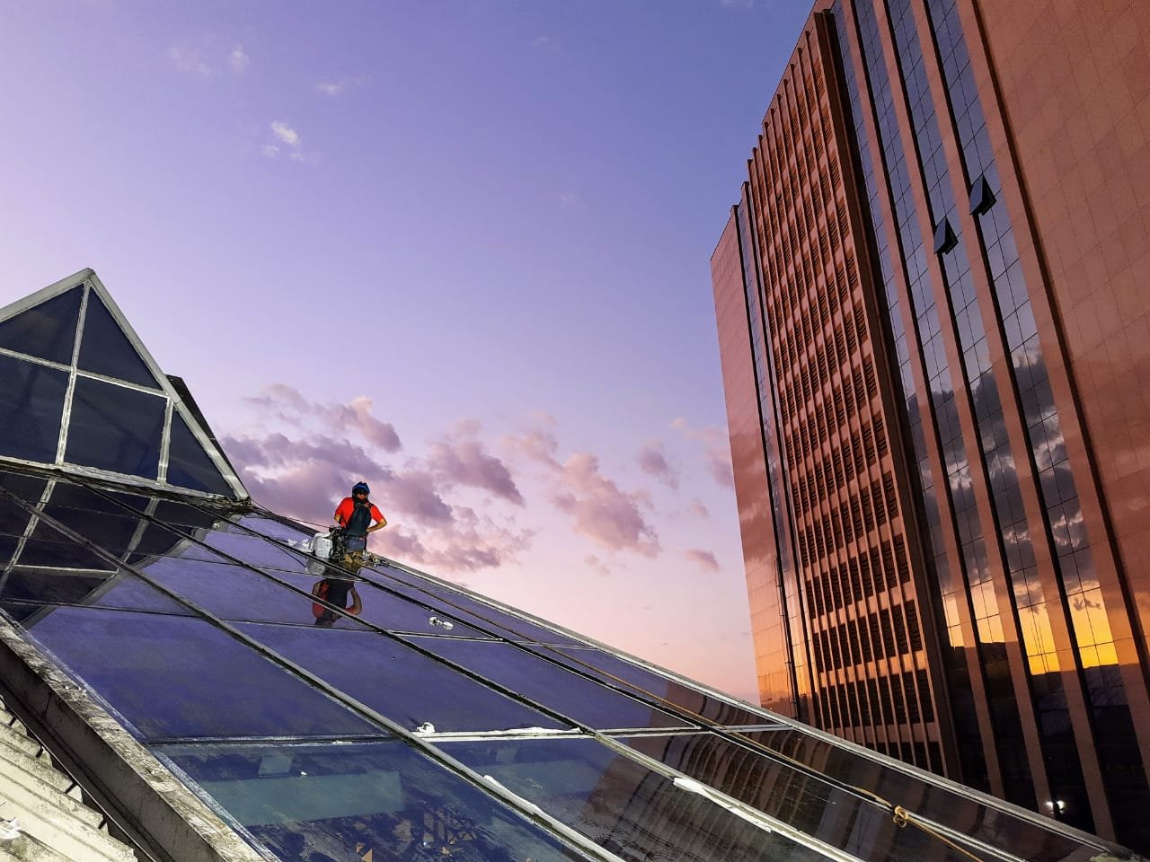 Inspeção técnica e instalação elétrica externa vertical