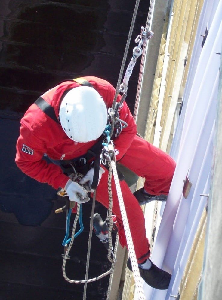 Inspeção técnica e instalação elétrica externa vertical