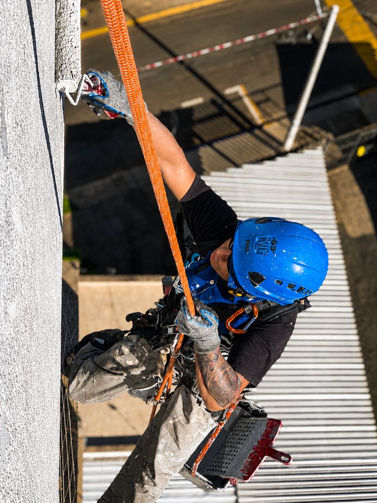 Inspeção técnica e instalação elétrica externa vertical