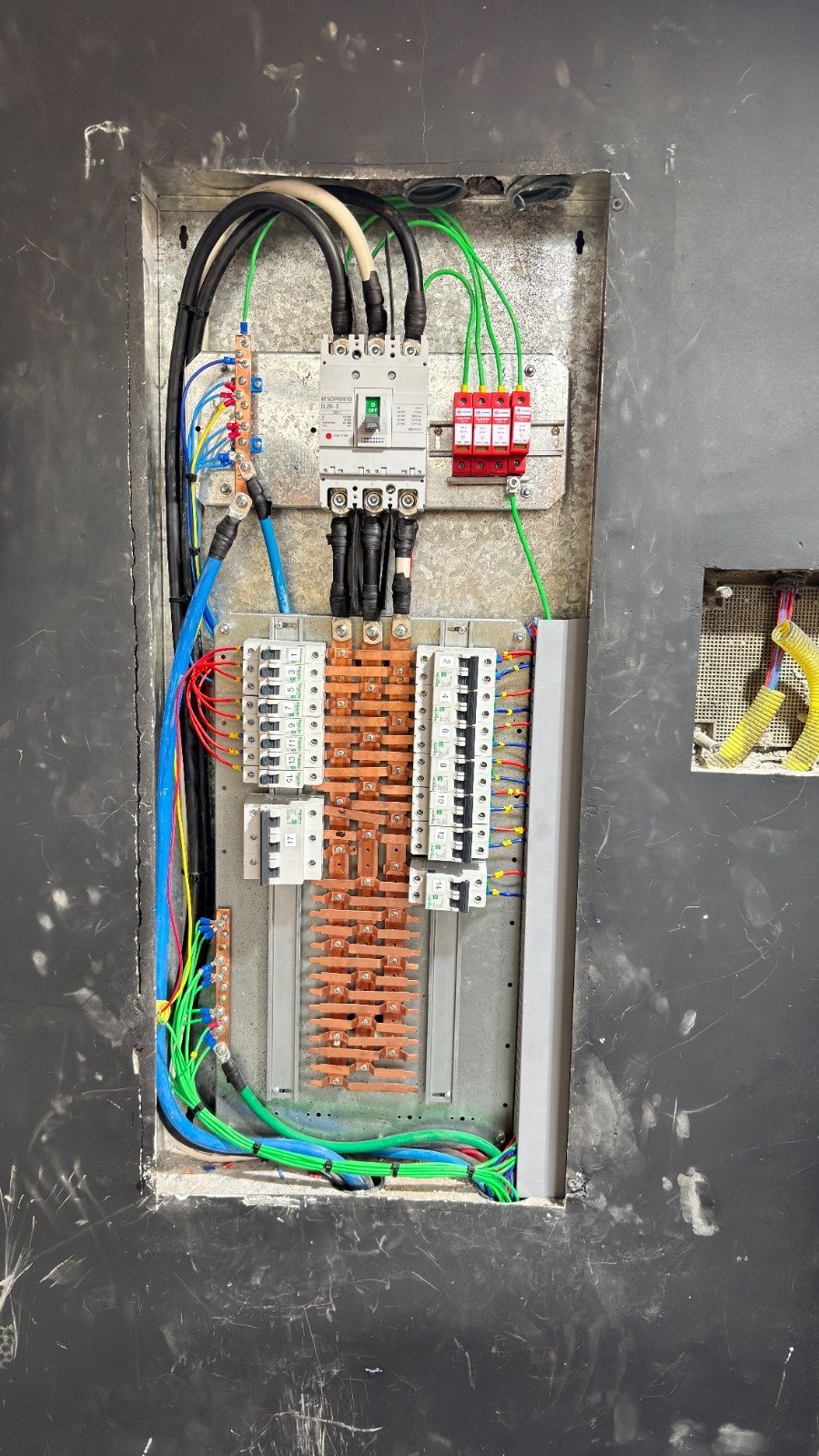 Instalação e manutenção de engenharia elétrica predial e industrial